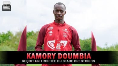 Kamory Doumbia reçoit un trophée du Stade Brestois 29 (Sport)