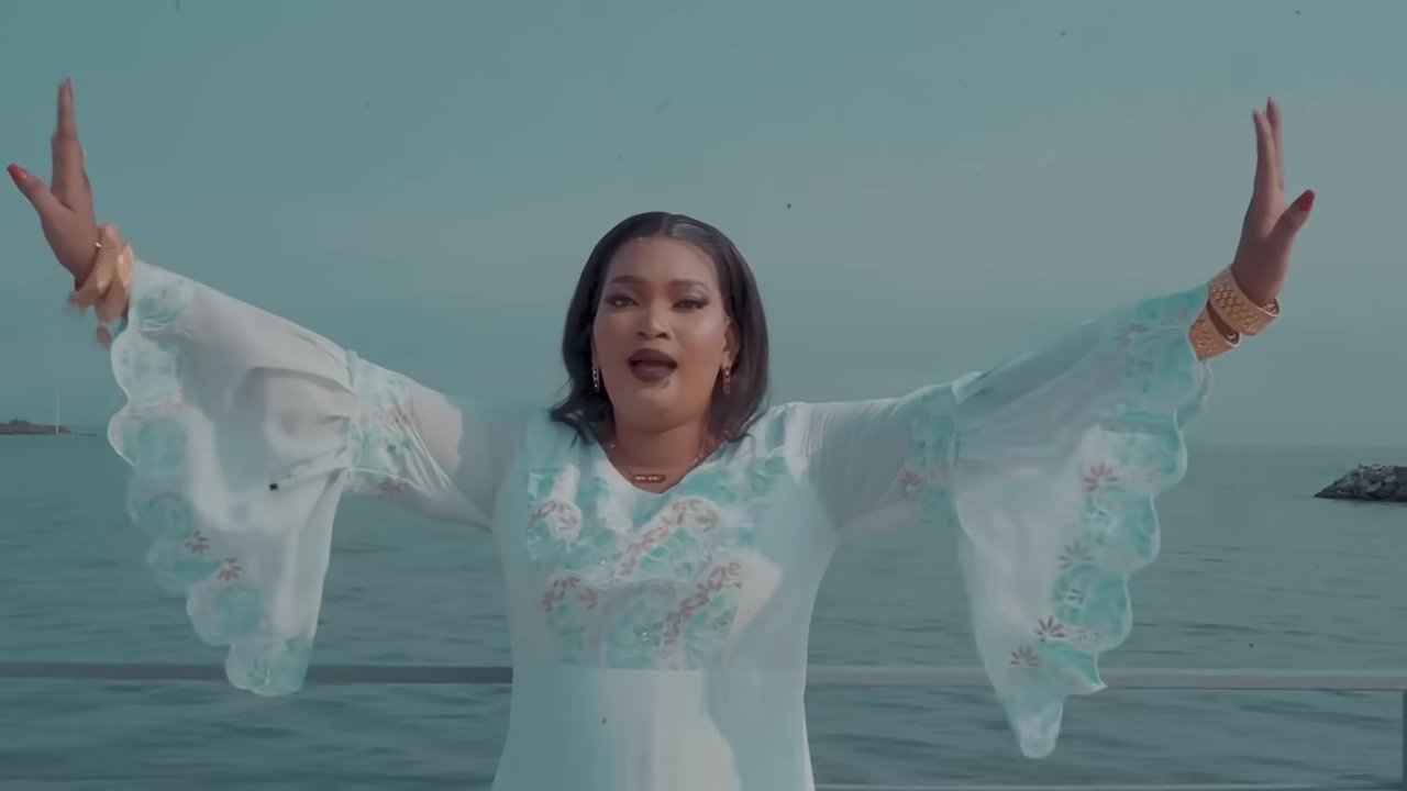 Oumou Demba Kouyaté - Oumou Sininta (Clip) Oumou Demba Kouyaté - Oumou Sininta (Clip)