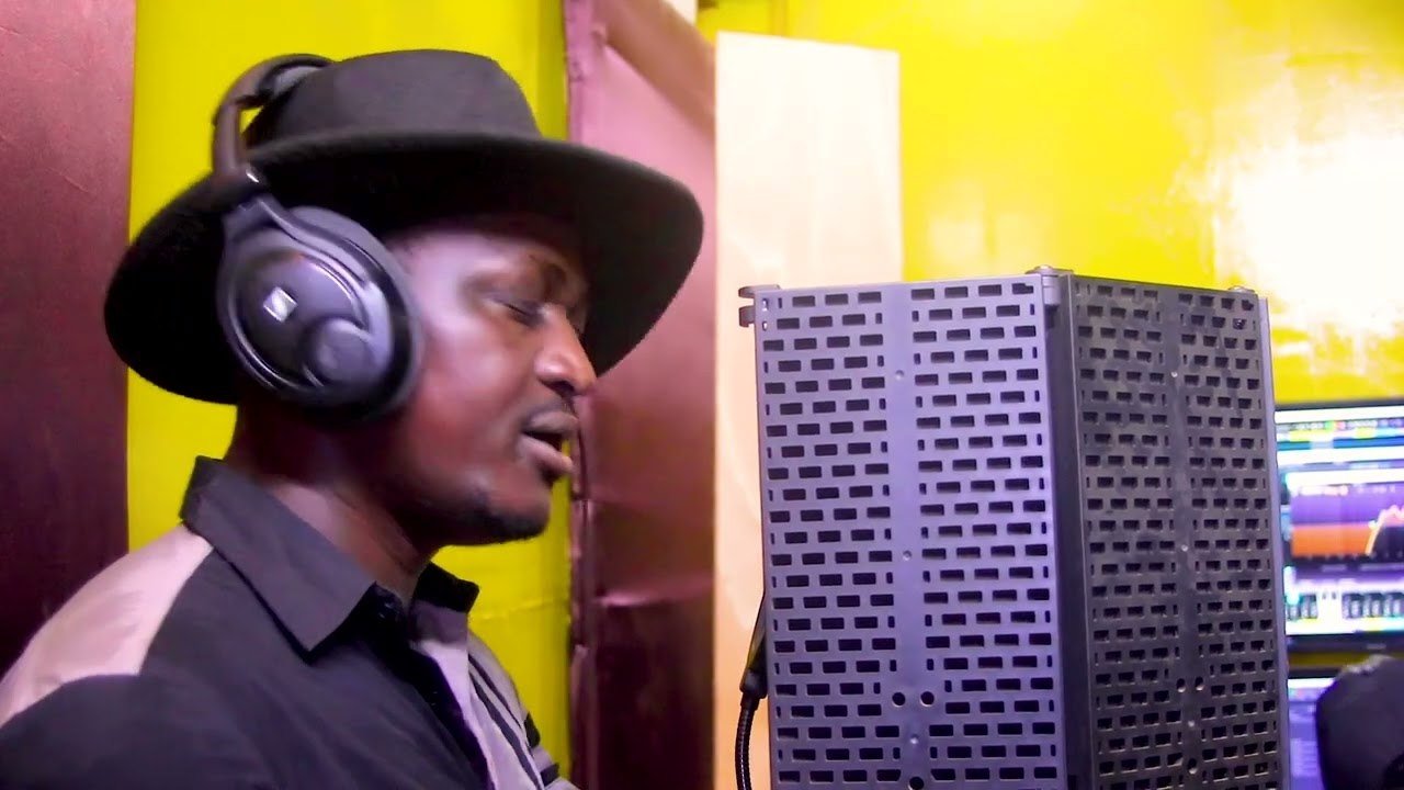 Ousby le Parolier Feat. Ngôni Fô Baba – Hommage Au Général Sadio Camara (Clip)